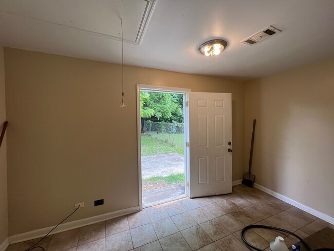 Building Photo - 3 bedroom 1 bathroom home in West Tuscaloosa