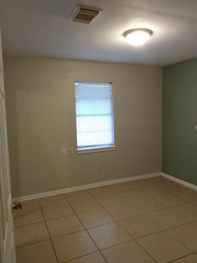 Building Photo - 4410 Nicholini St