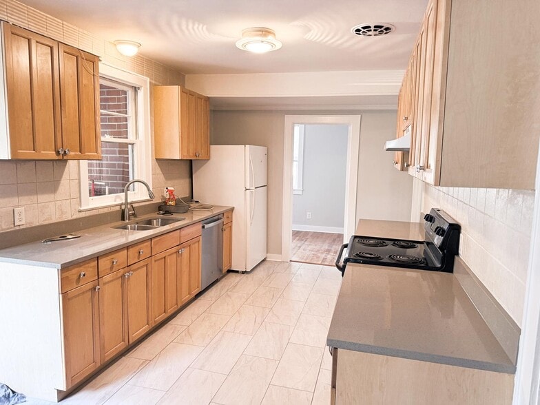 Building Photo - 18 Moore Dr