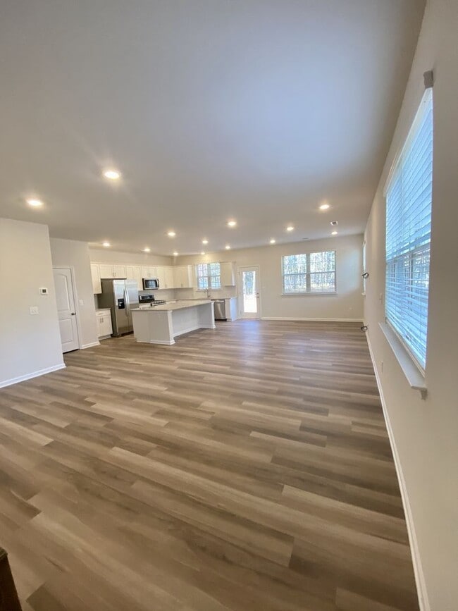 Building Photo - Beautiful 3BR/2.5BA Townhouse; Easy Access to I485 and Uptown