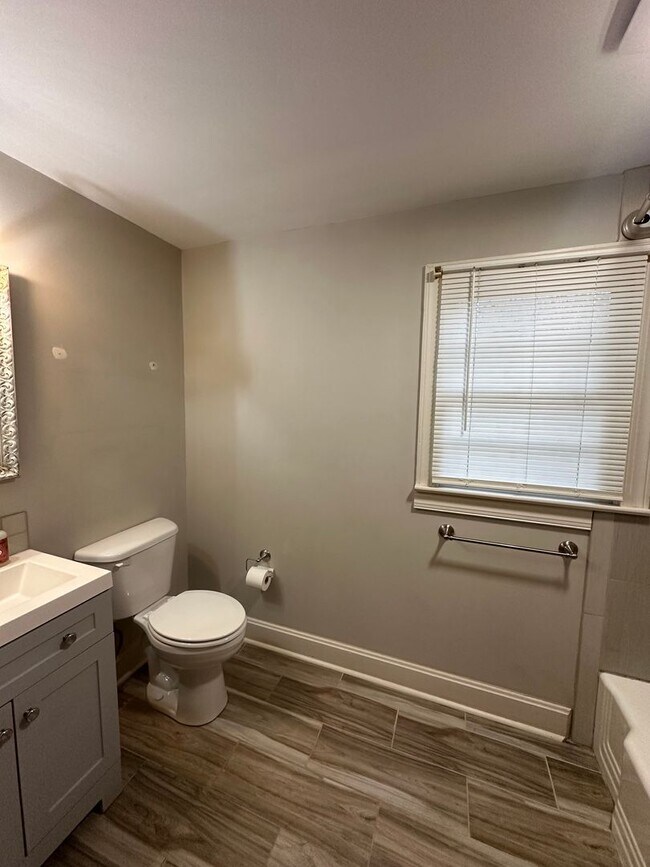 Building Photo - 566 Mulberry Ln