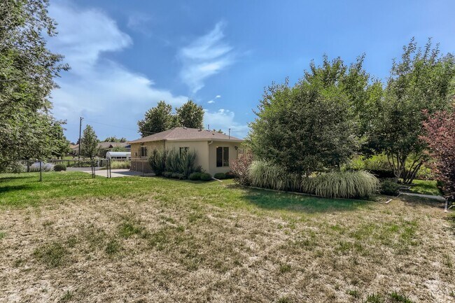 Building Photo - Amazing 4BR, 2BTH in Denver!