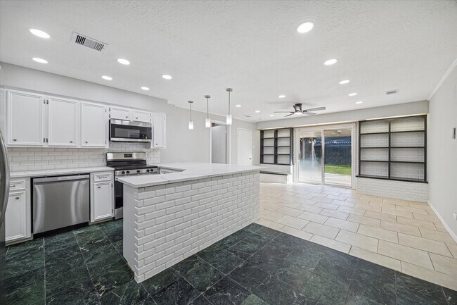 Building Photo - 1703 Raintree Dr