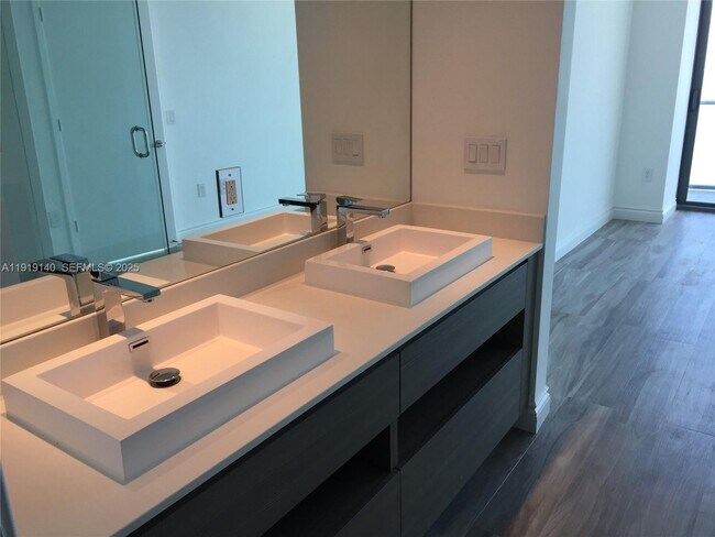 Building Photo - 460 NE 28th St