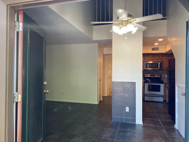 Building Photo - 2300 Bamboo Dr