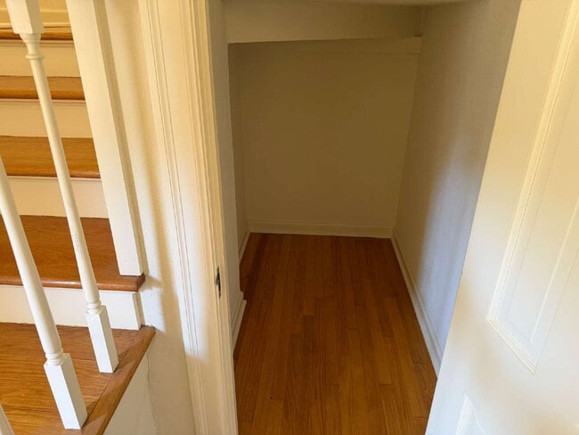 Building Photo - 327 E Rosewood Ave