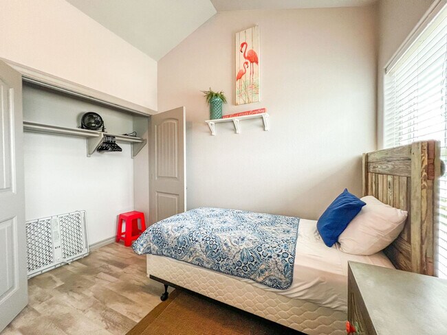 Building Photo - 4037 Summit Dr