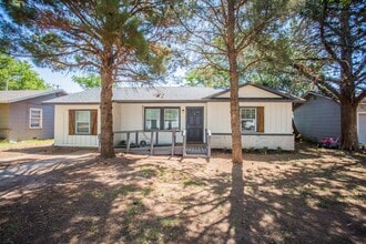 Building Photo - Spacious 4 Bed 2 Bath with Big Backyard