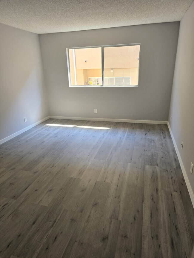 Building Photo - 5400 Newcastle Ave