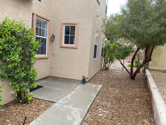 Building Photo - 6005 Linosa Ct