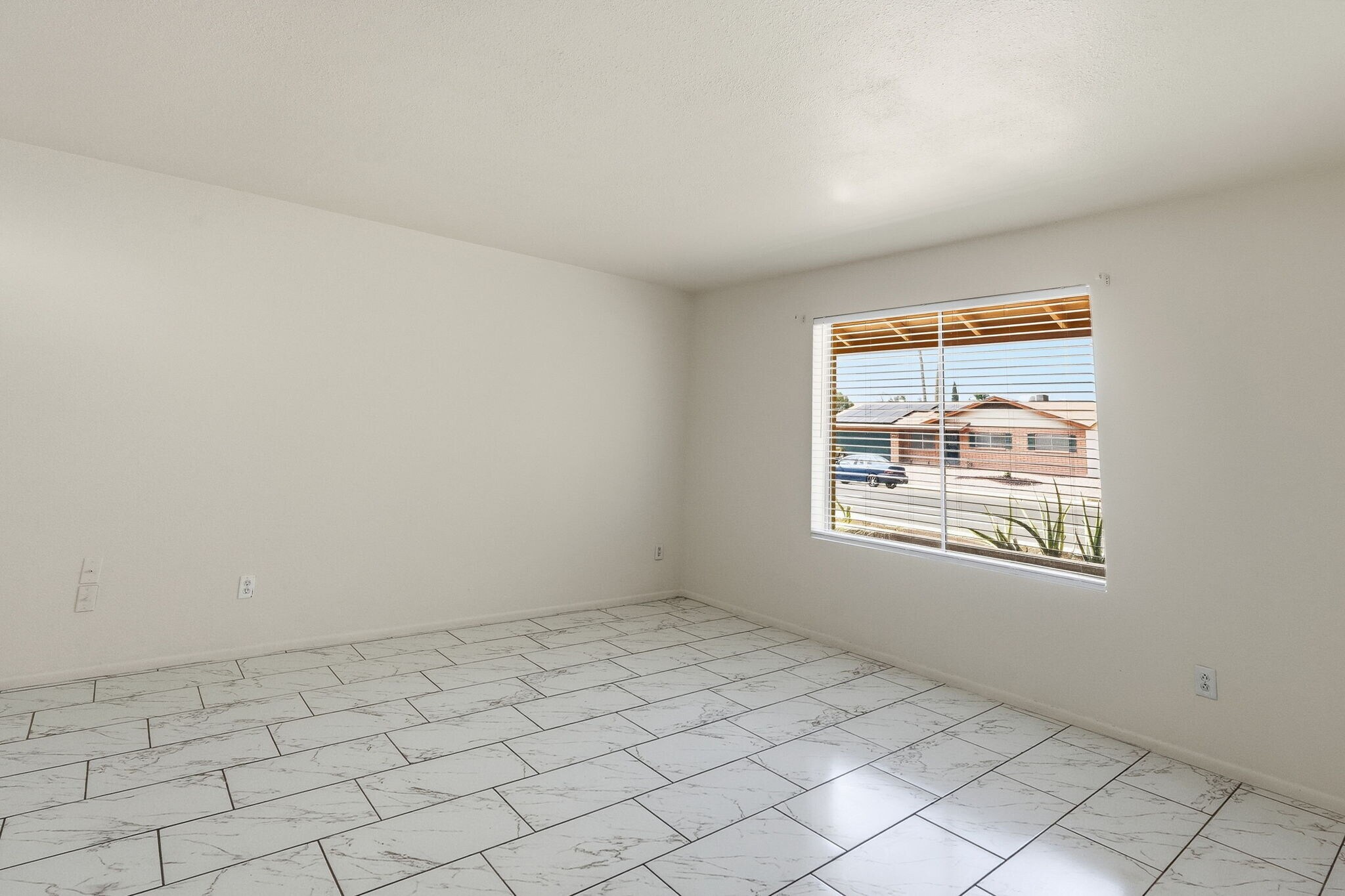 Building Photo - 4731 W Paradise Ln