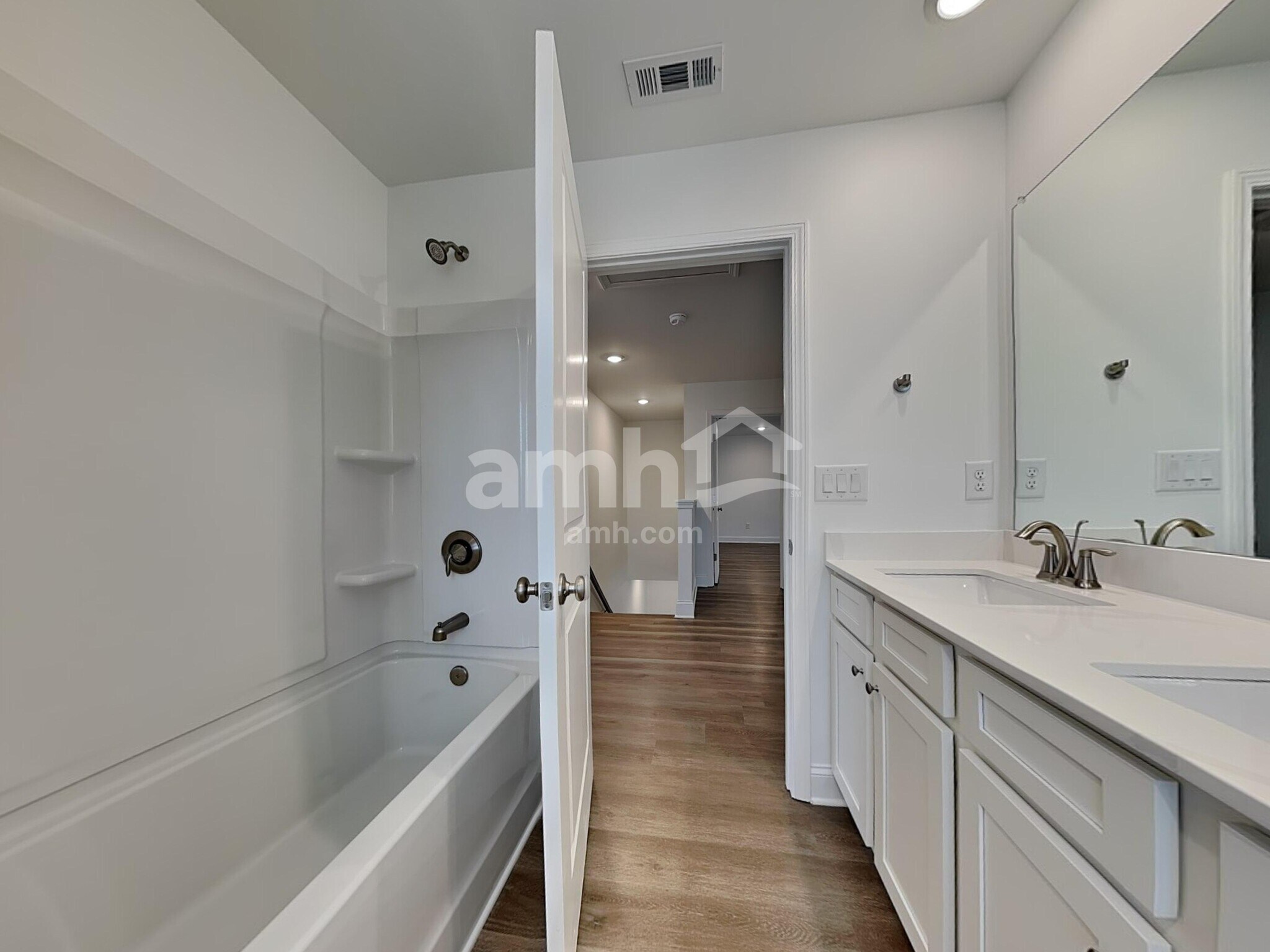 Building Photo - 496 Pointe Dr