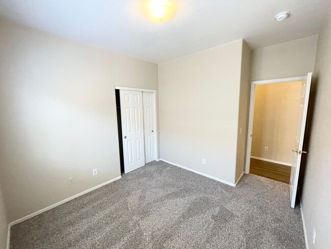 Building Photo - Sharp & Clean 4 Bedroom/ 2 Bath Single Lev...