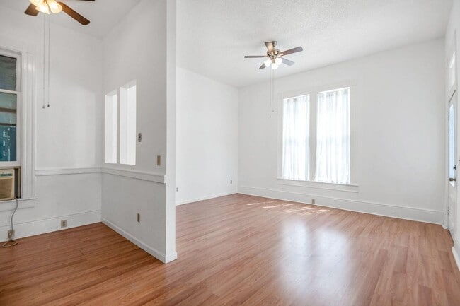 Building Photo - 1 Bedroom 1 Bath Walking Distance to Downtown Hanford