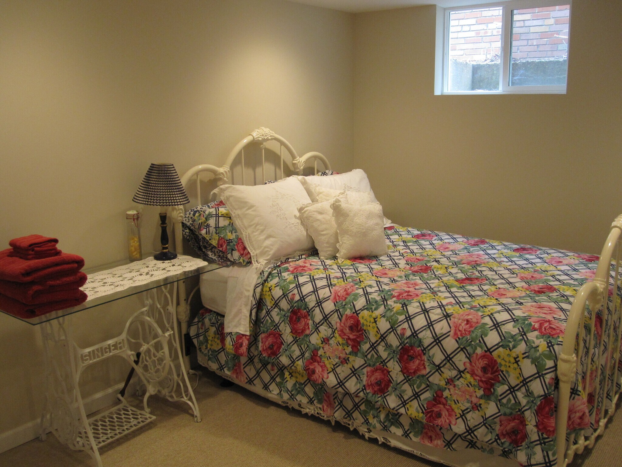 Basement bedroom - 8666 Rosalie Ave