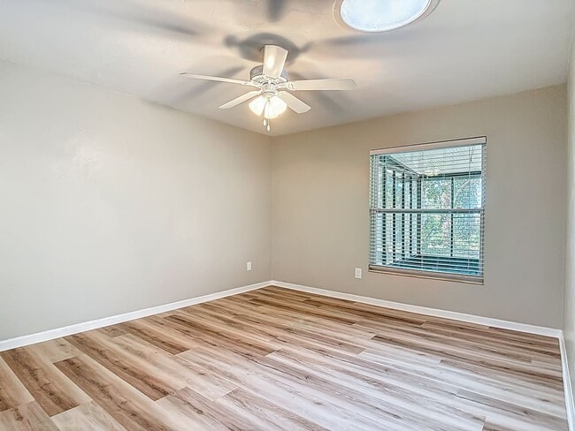 Building Photo - UPDATED 2 Bed, 2 Bath Home with Screened Lanai & Garage!