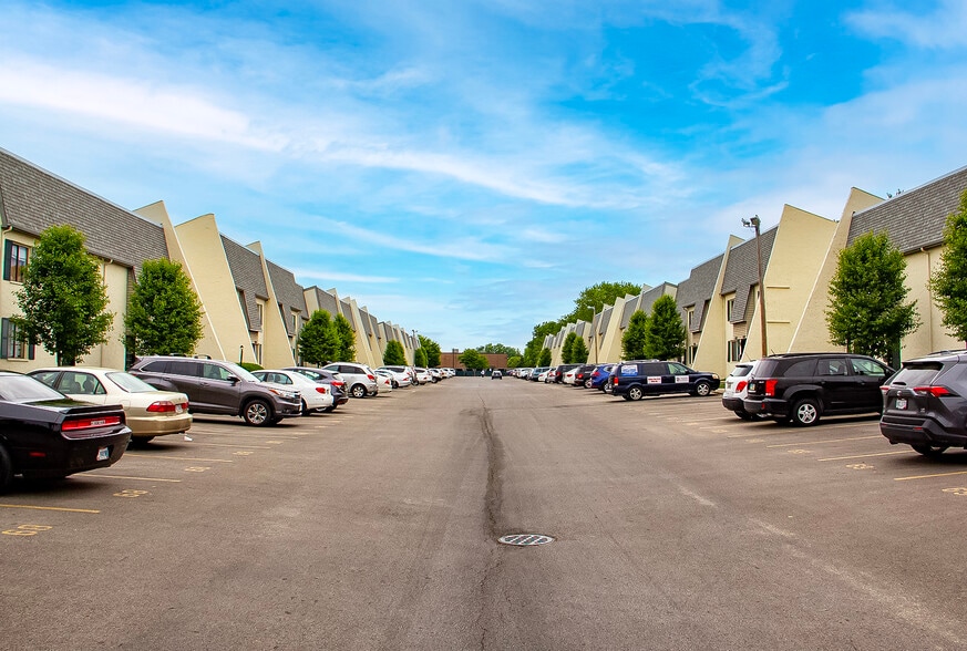 Building Photo - Raintree Apartment Townhouses