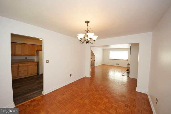 Building Photo - 10 Catbird Ct