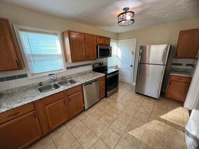 Building Photo - Move-In Ready 3-Bed Home with Downstairs B...