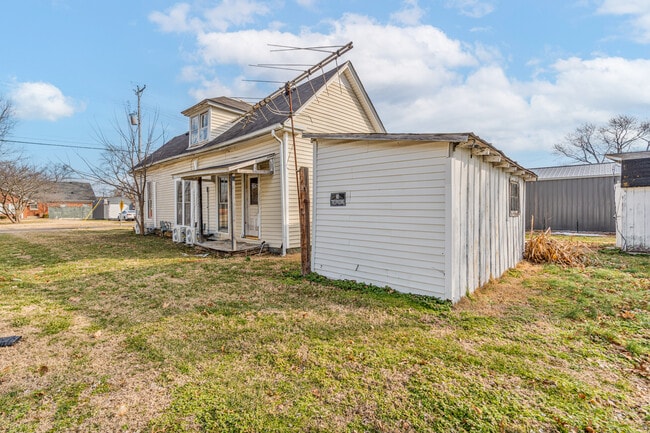 Building Photo - 319 Montague St