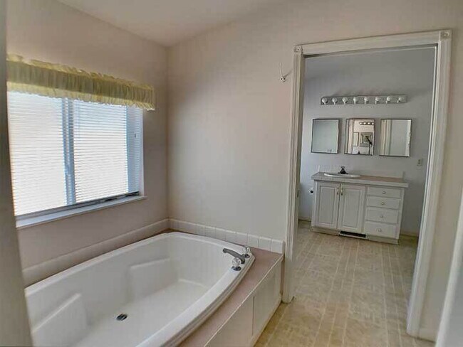 Building Photo - 2100sf 2 bed / 2 bath home with spacious living spaces for rent!