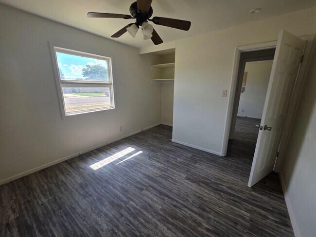 Building Photo - 3 Bed / 1 Bath Gem with Fenced Yard & Carport!