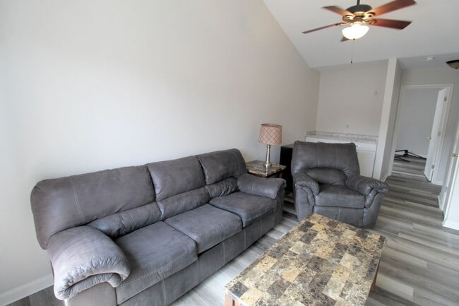 Building Photo - 1420 Bradley Dr