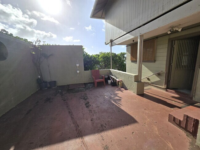 Building Photo - Downstairs unit of House - 2br/1ba/1pkg Kaimuki area