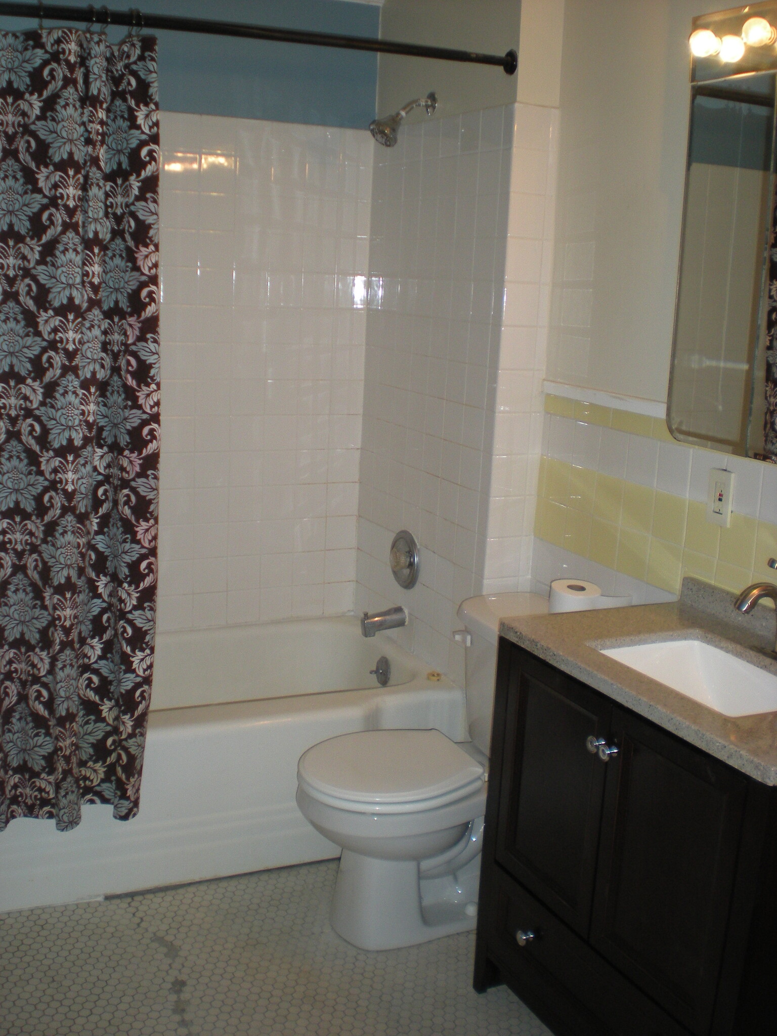 Bathroom - 1651 Victoria Ave