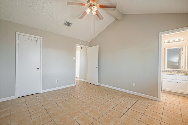 Building Photo - 7111 Village Lake Dr