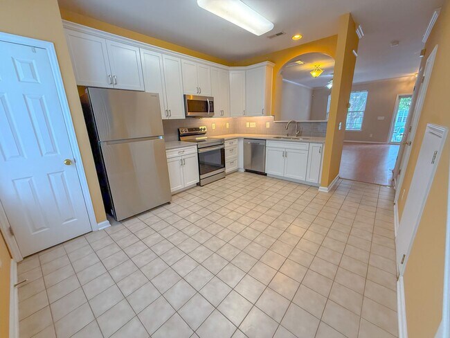 Building Photo - Spacious 2 bedroom 2.5 bath townhome