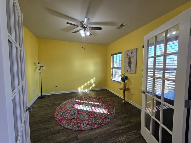 Building Photo - Spacious 5-Bed, 4-Bath Modern Home with Fl...