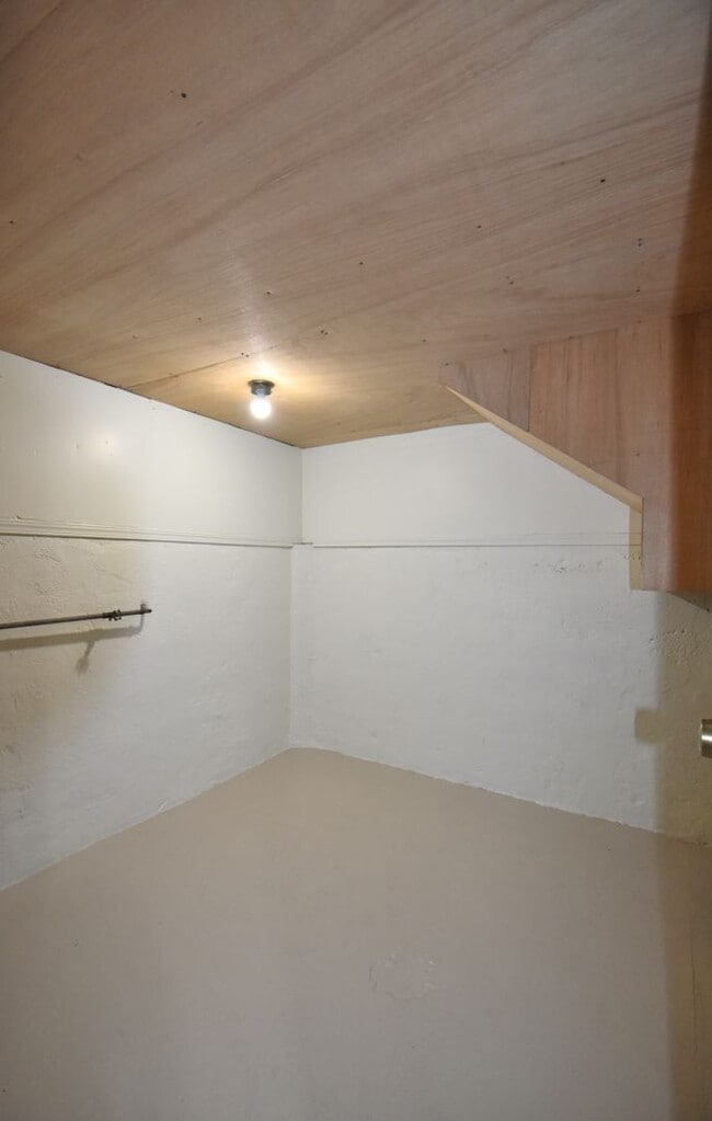 Building Photo - Beautiful Unique Home in Downtown Lebanon!