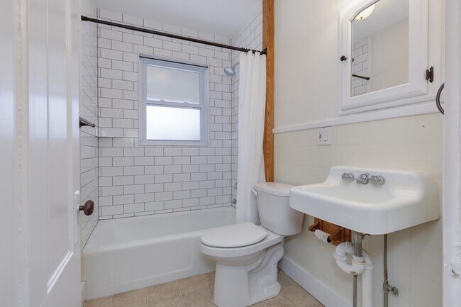 Building Photo - 48 Beacon St