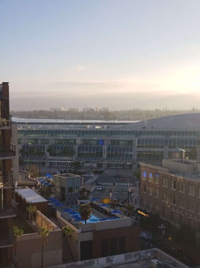 Building Photo - Downtown  1-Bed plus Loft 1bath 1 parking ...