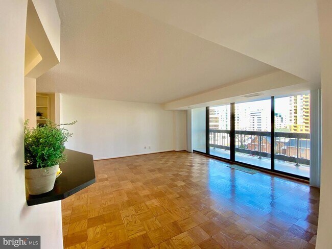Building Photo - 3800 Fairfax Dr