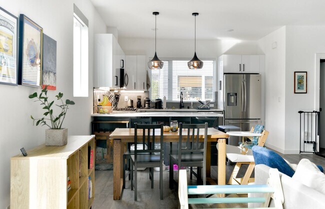 Building Photo - Modern 3 bed/ 2.5 bath townhome in Ballard!