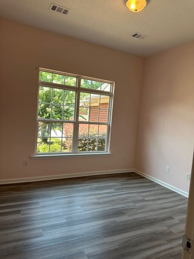 Building Photo - 3 BR/ 2 BA Attached Home