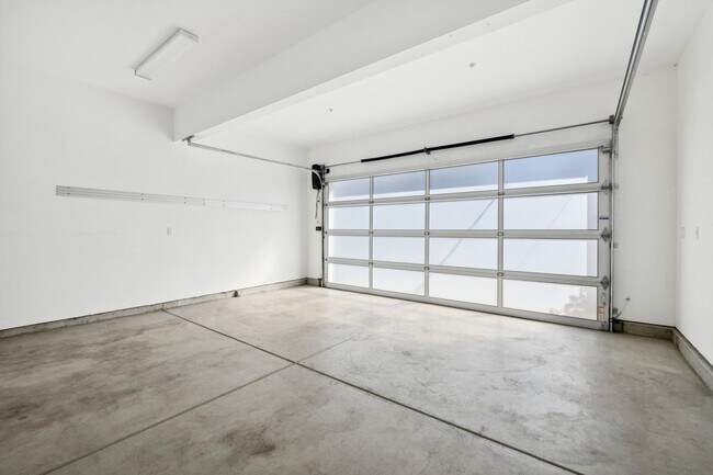 Building Photo - Luxurious Modern Single Family Home in West Menlo Park Available Now!