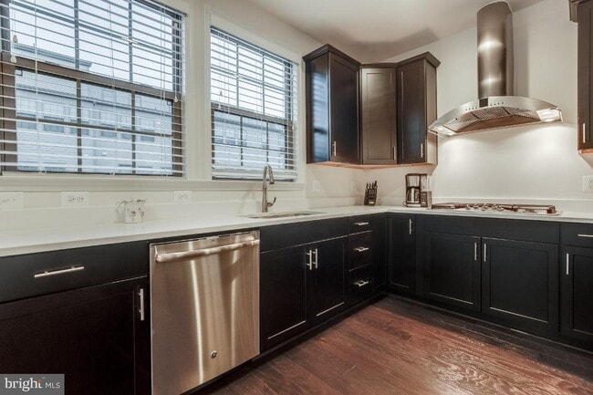 Building Photo - Stunning, light-filled end unit townhome in sought-after Brambleton community.