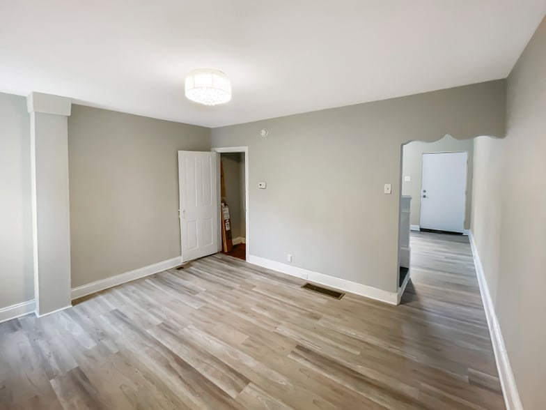 Building Photo - 160 McClellan St