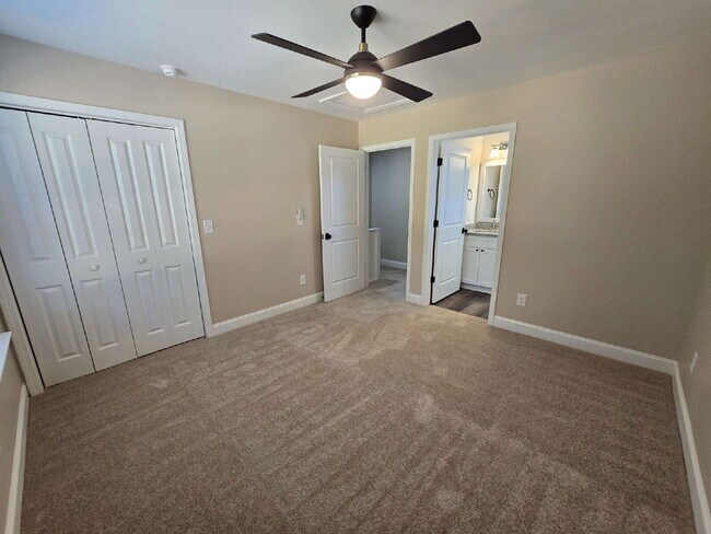 Building Photo - 2 Bedroom Townhomes Near Downtown Mebane for $1495