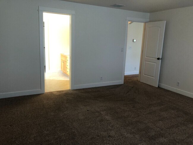 Building Photo - Nice 4 bedroom home with open floor plan and great outdoor space