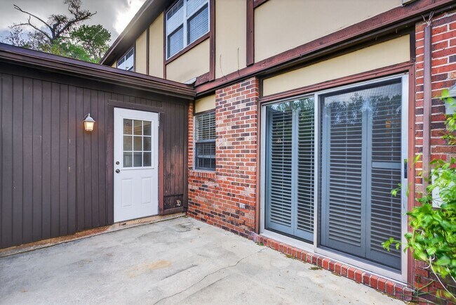 Building Photo - Spacious & Exciting Townhome style Condo