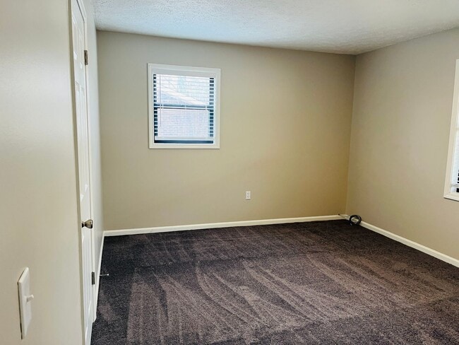 Building Photo - 1075 Eastview Rd NE