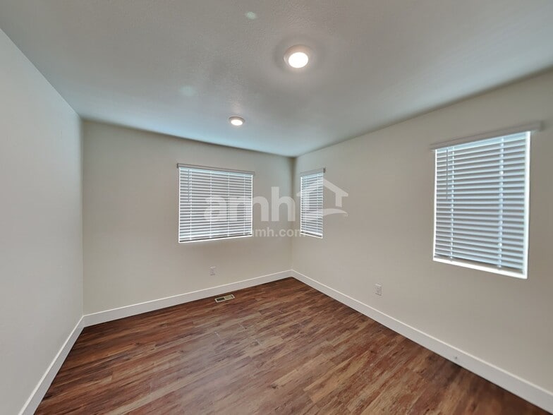 Building Photo - 725 S Oak St