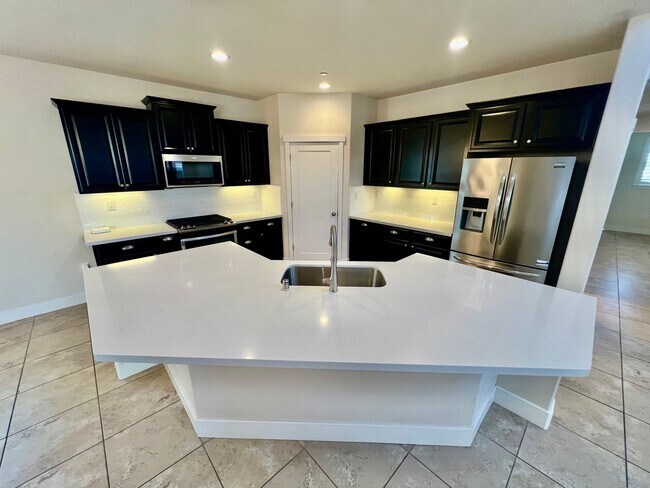 Building Photo - Application Pending! Lovely 4 bedroom 2.5 ...