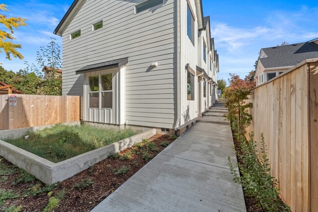 Building Photo - 5175 SE 28th Ave