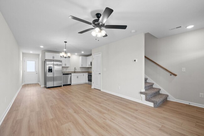 Building Photo - Close to downtown Clarksville! 2 Bed/2.5 Bath townhouse!