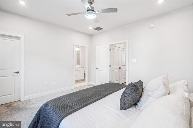 Building Photo - 6732 Belcrest Rd